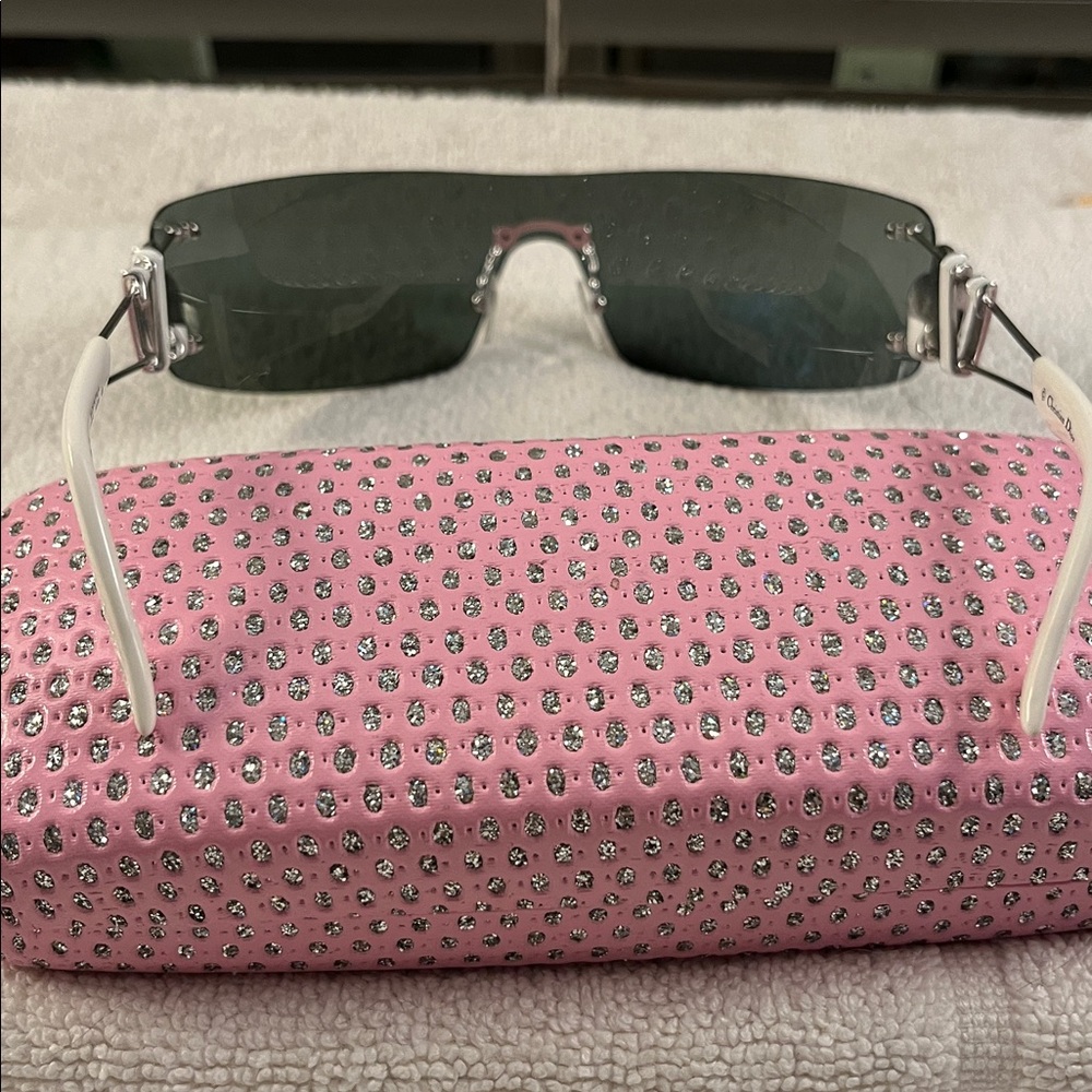 🎀🤍🎀🤍🎀 CHRISTIAN DIOR HEART RHINESTONE SUNGLASSES🎀🤍🎀 - Picture 3 of 9